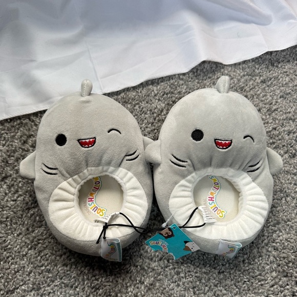 NWT Squishmallows Gray Shark Plush Slippers Size 9-10 Toddler - Picture 3 of 6
